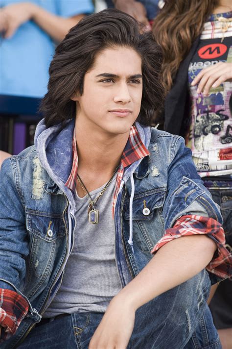 avan jogia age in victorious.